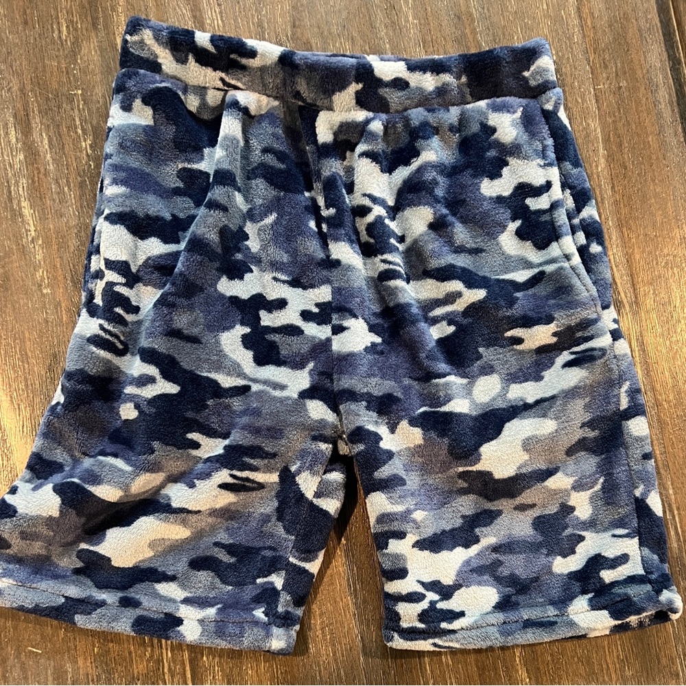 Sovereign by Bloomingdale’s boys plush camouflage jogger shorts. Sz 10